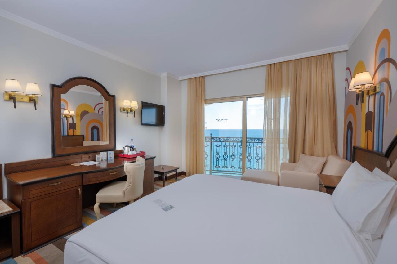 Megasaray Westbeach アンタルヤ エクステリア 写真 A room at the hotel
