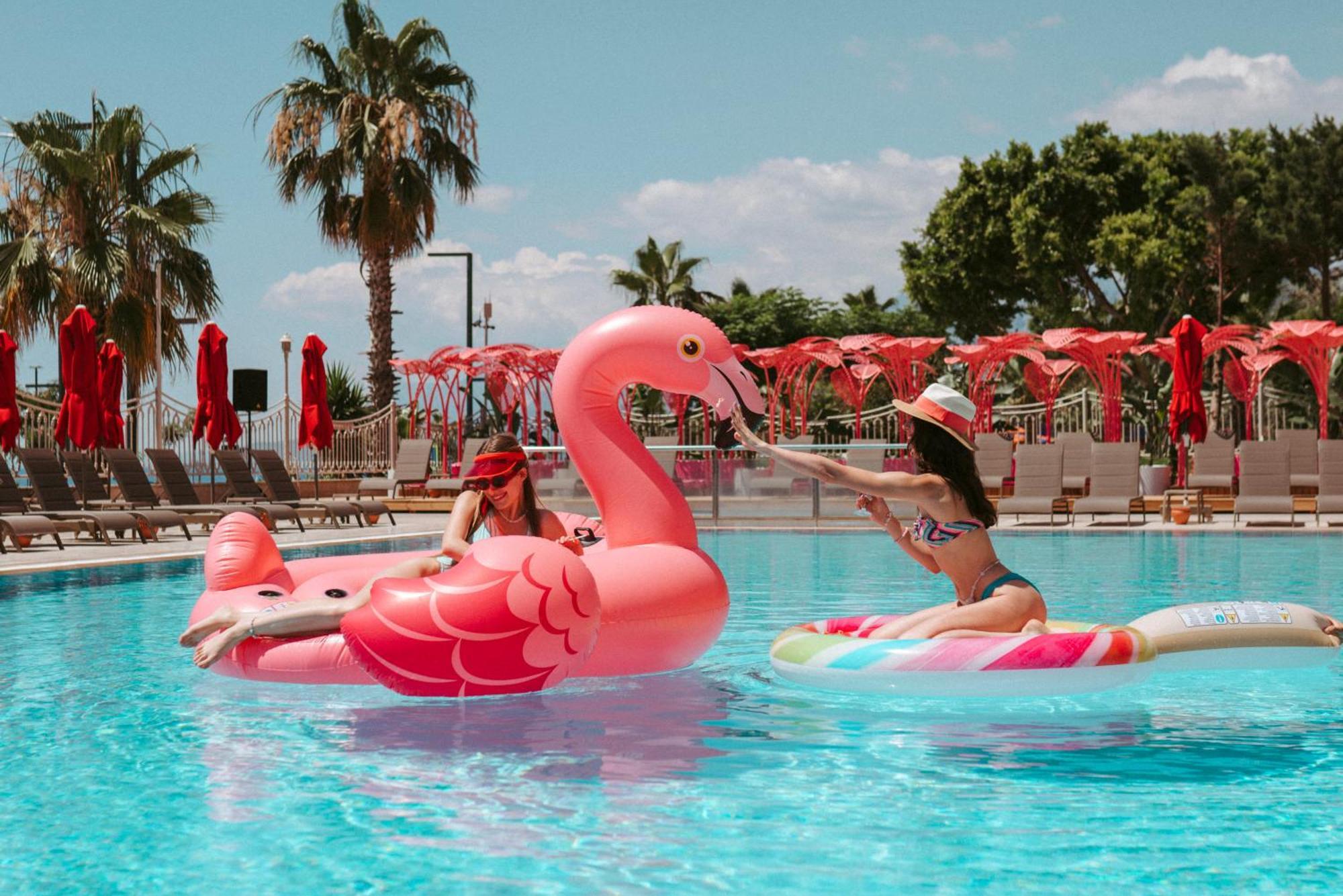 Megasaray Westbeach アンタルヤ エクステリア 写真 A pink flamingo float