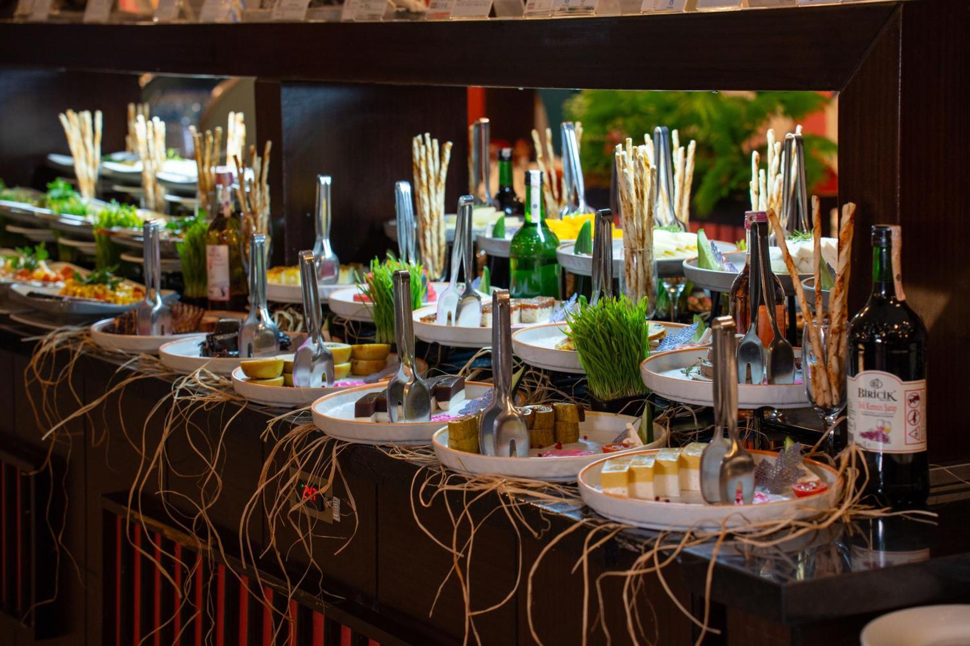 Megasaray Westbeach アンタルヤ エクステリア 写真 A buffet at a restaurant