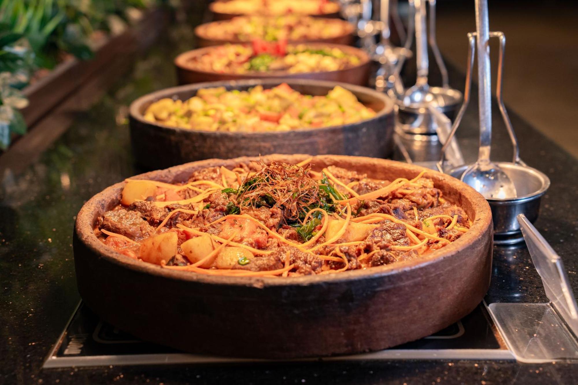Megasaray Westbeach アンタルヤ エクステリア 写真 A selection of food at a buffet