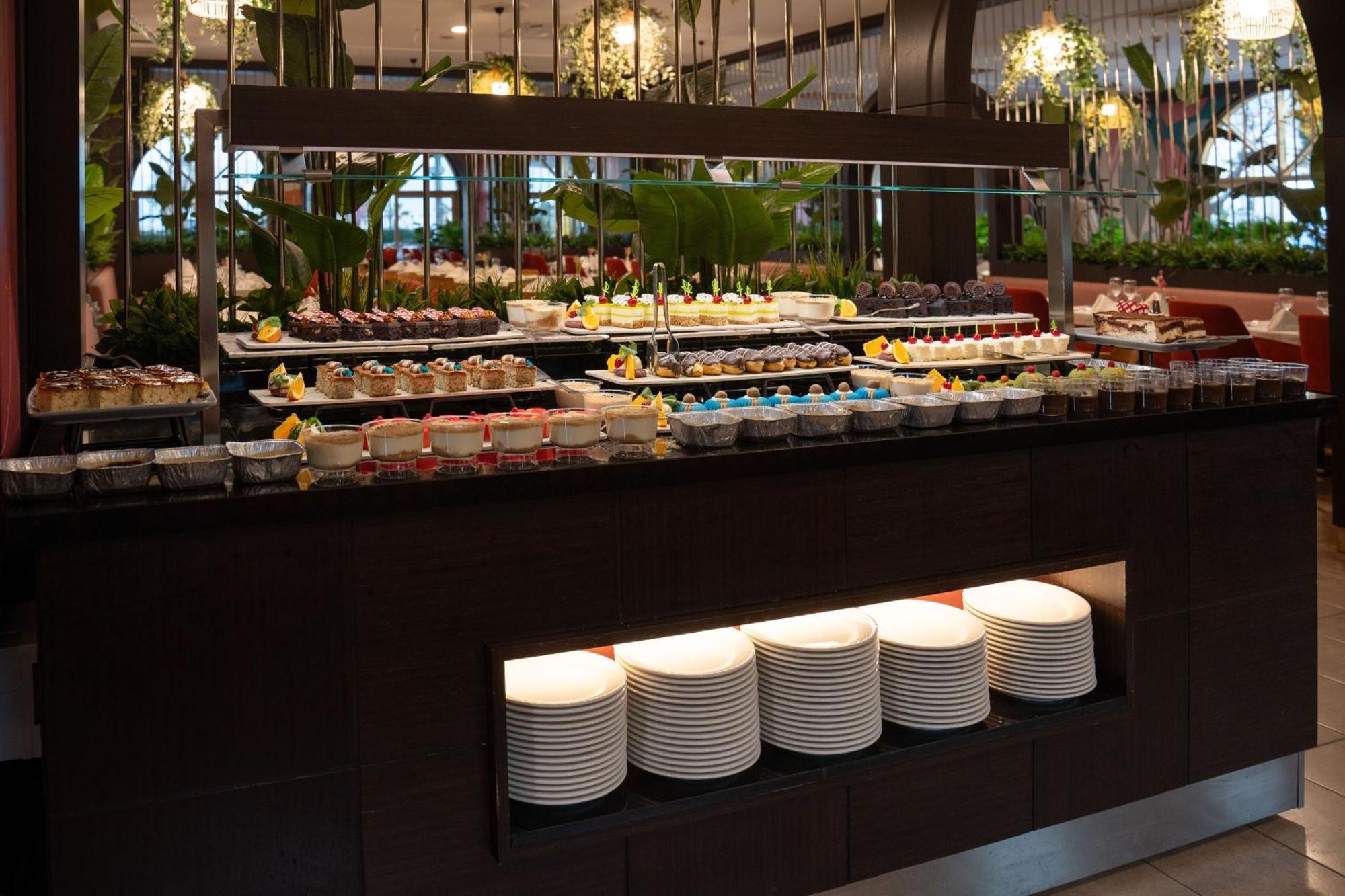 Megasaray Westbeach アンタルヤ エクステリア 写真 A dessert buffet