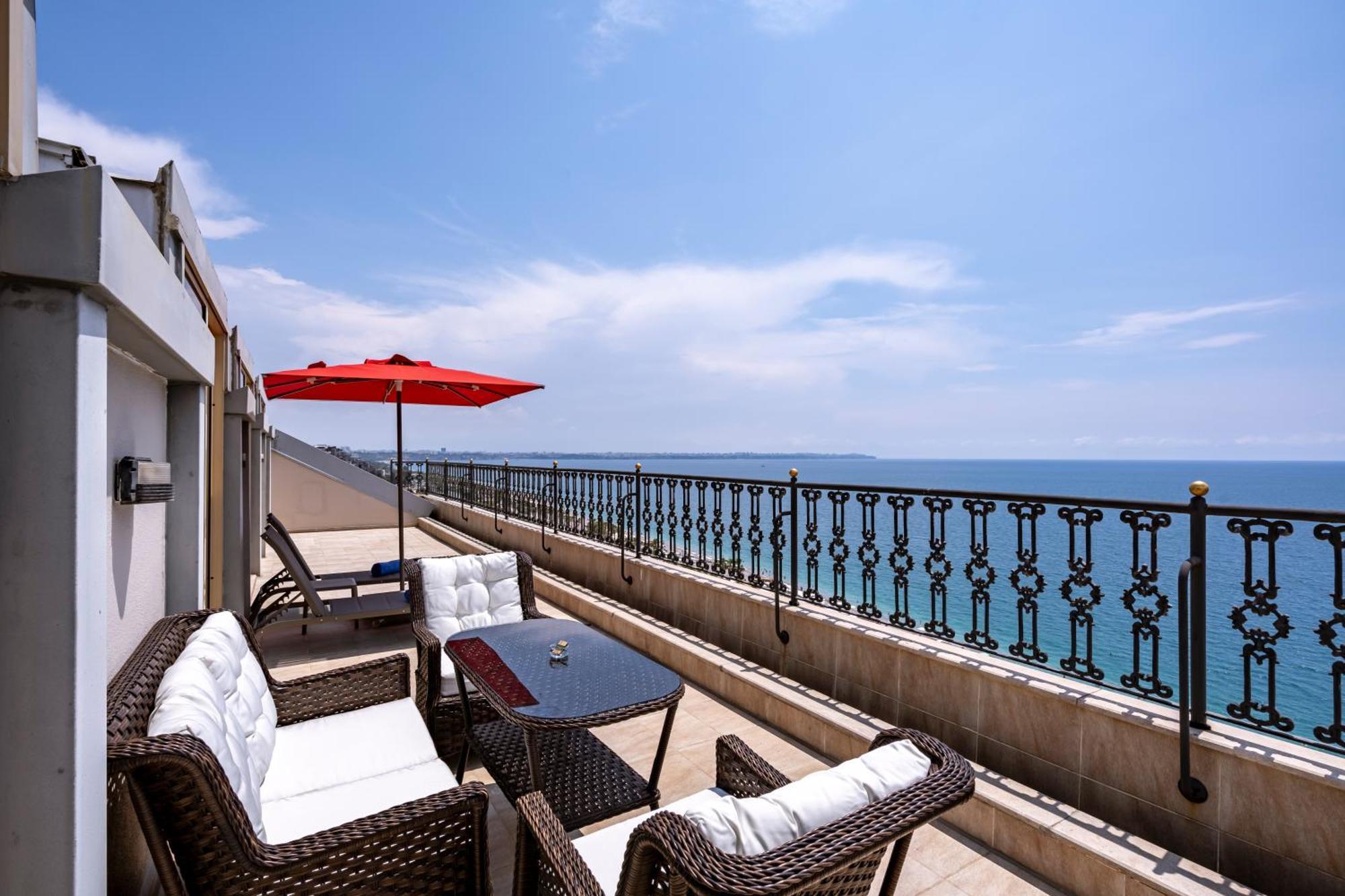 Megasaray Westbeach アンタルヤ エクステリア 写真 The terrace of a suite at the Carlton